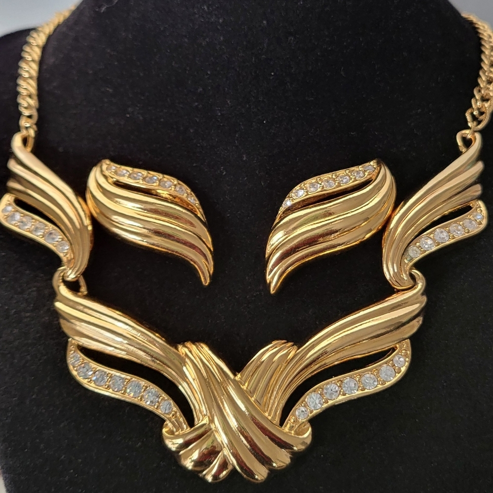Vintage Avon Undeniable Goldtone Necklace & Earring Set